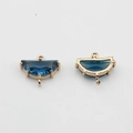 Détail de breloques en éventail plaquées or avec cristaux bleu foncé à taille en degrés - Bleu clair