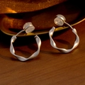 Clips d'oreilles torsadés en argent mat minimalistes avec support en silicone doux - Argent Mat