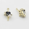 Detalle de colgantes de estrella dorada con piedras de corazón negro y perlas blancas - Negro-Dorado