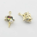 Detalle de colgante de estrella dorada con gema de corazón irisada y dos perlas - Color AB-Dorado