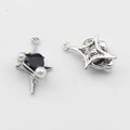 Detalle de colgante de estrella plateada con corazón negro y perlas blancas - Negro-Plata