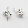 Detalle de un colgante de estrella plateado con gema en forma de corazón y perlas blancas - Blanco-Plata