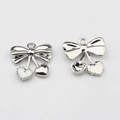 Ciondolo a fiocco con cuore argentato e smalto bianco per creazione gioielli fai-da-te - Forma Ciliegia / Bianco e Argento