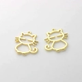 Gros plan de deux pendentifs chats dorés évidés pour la création de bijoux DIY créatifs - Or
