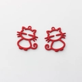 Gros plan de deux pendentifs chat rouge mat en alliage pour la création de bijoux DIY - Rouge