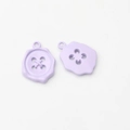 Macro-opname van lichtpaarse geometrische legering knophanger voor DIY sieraden accessoires - Paars