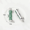 Vista dettagliata del ciondolo a forma di bambù con finta giada di 38 mm per 15 mm - Ciondolo Bambù Grande Verde Smeraldo Argento (WSX-1202-02)