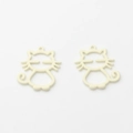 Gros plan de pendentifs chat évidés crème pour la création de bijoux DIY et accessoires - Blanc