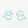 Gros plan de pendentifs chat bleu clair avec design évidé et finition mate lisse - Bleu