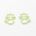 Gros plan de pendentifs chat vert menthe pour bijoux DIY et accessoires faits main - Vert