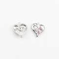 Dettaglio di ciondoli fai-da-te a cuore con zircone rosa e intarsio di perle bianche - Argento Rosa