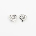 Dettaglio fronte e retro dei ciondoli a cuore in argento con perle e zirconi - Base Argento Bianco