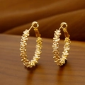 Boucles d'oreilles créoles dorées à texture martelée sur support bois sombre - Style Or 18K 30#