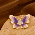 Goldene Schmetterlingsbrosche mit lila Emaille-Flügeln und weißen Zirkonia-Akzenten - Hellviolett + Dunkelviolett