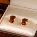 Boucles d'oreilles vintage en émail léopard avec dorure présentées dans un écrin à bijoux - Léopard Café