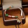 Pulsera retro de perlas con mariposa esmaltada y cierre de T en caja de joyería - Chapado en oro 18K