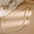 Collier ras de cou en perles blanches 2mm avec fermoir doré réglable sur plateau bijoux - Or-Perle Crème 4mm