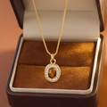 Collier vintage en or avec pendentif oeil de tigre et pierres sur l'écrin - Oeil de Tigre