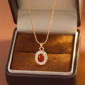 Collier vintage en or avec pendentif agate rouge ovale et halo de zircons en écrin velours - Agate Rouge