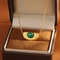 Collier géométrique en or avec pendentif en forme de bateau et pierre précieuse verte - Or Sablé Aventurine Verte