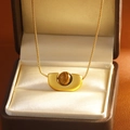 Collier doré élégant avec pendentif oeil de tigre sur doublure en satin blanc - Or Sablé Œil de Tigre