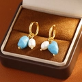 Elegantes pendientes dorados con colgantes de turquesa irregular y perlas barrocas - Aro de Turquesa Perla Agua Dulce Oro 18K