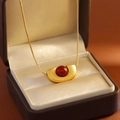 Collier doré avec pendentif semi-circulaire mat et perle rouge dans son coffret - Or Sablé Agate Rouge