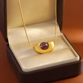Collier en or sablé avec pendentif en U et pierre violette dans un coffret à bijoux - Or Sablé Améthyste