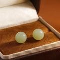 Boucles d'oreilles minimalistes en jade Hetian avec tiges dorées dans un écrin brun - Taille L / Faux Jade Or 14K
