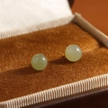 Boucles d'oreilles minimalistes en jade Hetian vert clair dans un écrin en velours brun - Taille S / Jade Néphrite Or 14K