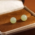 Boucles d'oreilles minimalistes en jade Hetian vert clair avec perles rondes lisses - Taille M / Jade Néphrite Or 14K