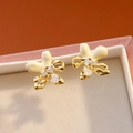 Elegantes pendientes de flor dorados con esmalte crema y piedras de circonita - Oro 16K Blanco Crema