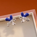 Pendientes de lazo en esmalte azul oscuro con líneas plateadas y detalles de circonita - Blanco K Azul Profundo