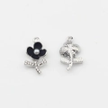 Detailopname van zwarte emaille bloemhanger met parel en glanzende strassteentjes - Zwart-Zilver