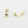 Detail van vergulde ster clip-on oorbellen met U-vormige sluiting voor zonder gaatjes - Goud