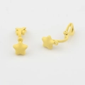 Detail van heldergele matte ster clip-on oorbellen met U-vormige clips zonder gaatjes - Geel