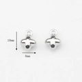 Vista detallada de dos dijes de cruz plateados de 10x8mm para joyería DIY y aretes - Cruz-Plateado