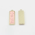Vue détaillée recto-verso de pendentifs porte-bonheur chinois en résine rose et métal - Rose-Réalisation des voeux