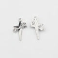 Vue détaillée de pendentifs étoiles argentés avec strass pour création de bijoux DIY - Breloque Étoile / Argent-Strass