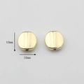 Primer plano de cuentas redondas planas de metal dorado de 10mm con agujero para joyería DIY - Redondo