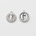 Detailweergave van zilveren religieuze hangers met Madonna-reliëf en strass-rand - Rond - Zilver