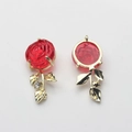 Detailansicht der roten Rosenanhänger mit goldenen Blättern und Zirkon-Akzenten - Rot-Gold