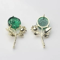 Détail d'un pendentif rose vert émeraude avec alliage doré pour bijoux personnalisés - Vert Or