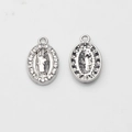 Detailweergave voor- en achterkant van zilveren ovale Maria hanger met kristallen halo - Ovaal Zilver