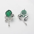 Détails des breloques rose montrant les pétales et le support en métal argenté - Vert-Argent