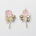 Vue détaillée du pendentif rose avec fleur en résine rose et tige en métal doré poli - Rose-Or