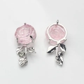 Detailansicht der Vorder- und Rückseite von Rosa Rosenanhänger mit silbernem Stiel - Rosa-Silber