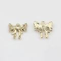 Detalle de colgantes de lazo dorados con circón de corazón y cristales pavé brillantes - Corazón Blanco (Base Dorada)