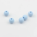 Primer plano de cuentas de silicona de 9mm azul cielo mate para manualidades y joyas - Azul claro