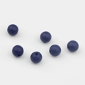 Detalle de seis cuentas de silicona azul oscuro mate de 9 mm con agujeros para joyería - Azul marino